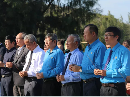 Đoàn công tác Tổng Liên đoàn Lao động VN bày tỏ lòng thành kính của mình trước sự hi sinh của những người lính biển. Ảnh: Nhiệt Băng