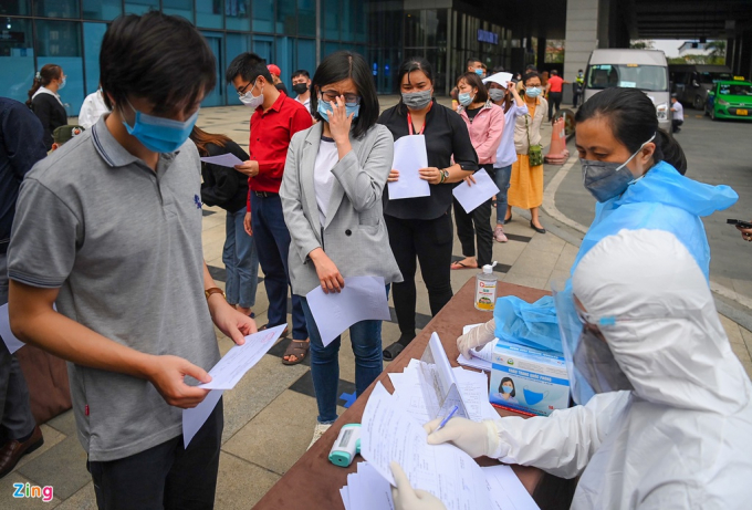 Ngày 12/3, Trung tâm Y tế quận Nam Từ Liêm đã triển khai lấy mẫu xét nghiệm SARS-CoV-2 ngẫu nhiên trong cộng đồng tại nhiều nơi tập trung đông người như khu dân cư, tòa nhà văn phòng, bến xe.