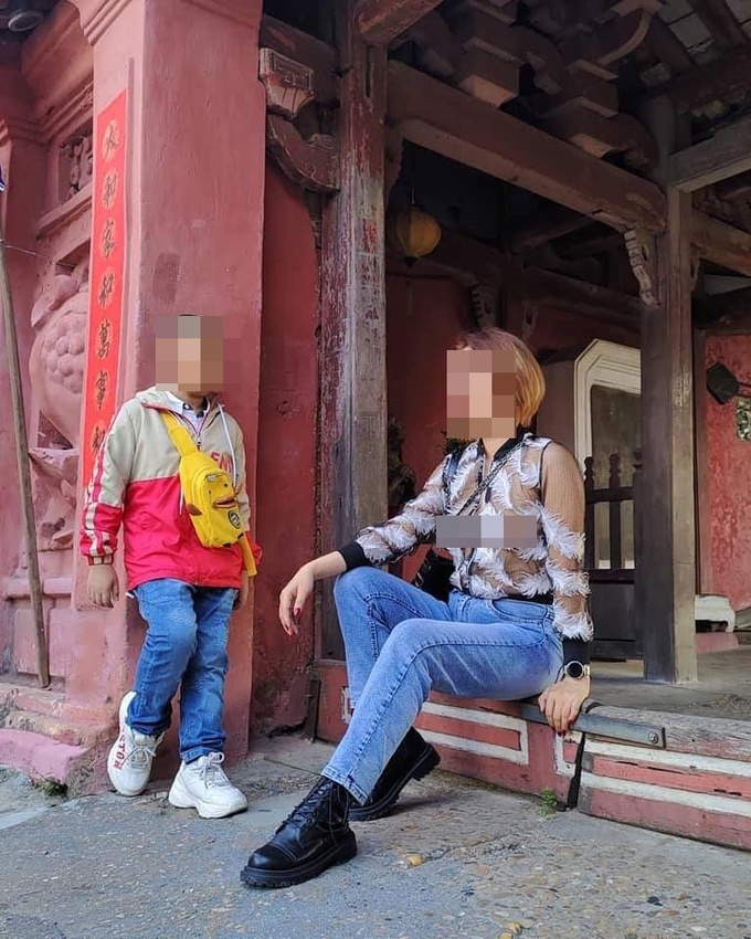 Hình ảnh cô gái ăn mặc hở hang checkin tại chùa Cầu gây bức xúc.