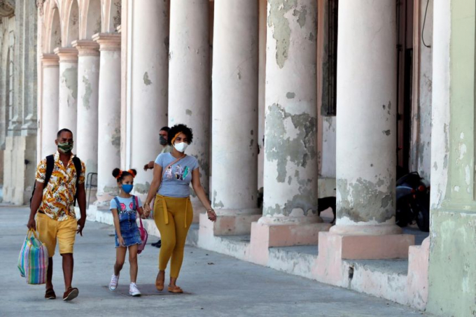 Người dân đeo khẩu trang khi ra đường ở Havana, Cuba. Ảnh: EPA-EFE