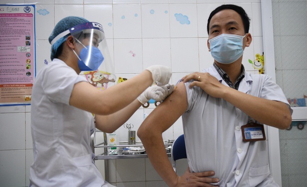 Việt Nam vẫn triển khai tiêm vaccine cho hơn 30.000 nhân viên chống dịch