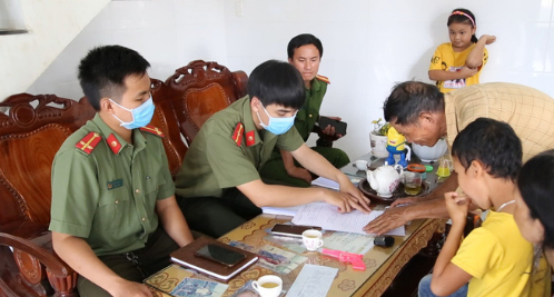   Công an đang điều tra, xác minh những trường hợp được ông Võ Hoàng Yên khám chữa trị ở Bình Sơn. Ảnh: T.Trực  