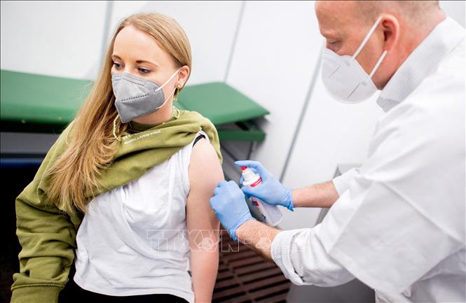 Nhân viên y tế tiêm vaccine ngừa COVID-19 cho người dân tại Bremen, Tây Bắc Đức, ngày 26/2/2021. Ảnh: AFP/TTXVN