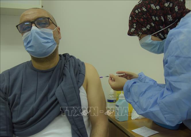 Nhân viên y tế tiêm vaccine ngừa COVID-19 cho người dân tại Tripoli, Liban, ngày 23/3/2021. Ảnh: THX/TTXVN
