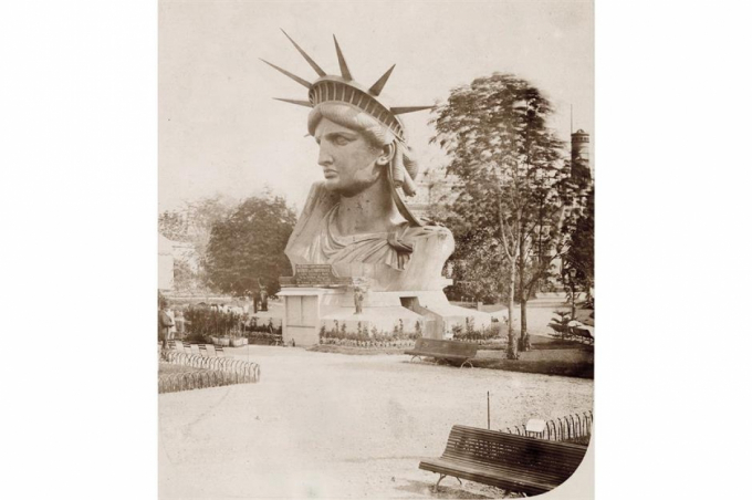 Tượng Nữ thần Tự do (Thành phố New York, Mỹ). Bức tượng nổi tiếng này đầu tiên không được đặt ở New York, thực tế nó đã được trưng bày tại Hội chợ Thế giới Paris năm 1878 (ảnh), trước khi Pháp trao cho Mỹ vào năm 1886 để kỷ niệm liên minh giữa hai nước trong cuộc Cách mạng Mỹ.