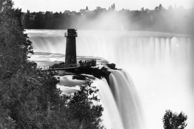 Thác Niagara (nằm ở biên giới giữa 2 nước Mỹ và Canada). Một cây cầu gỗ gần thác đã được xây dựng vào năm 1827 để du khách có thể đứng ngắm nhìn khung cảnh tuyệt đẹp trên mặt nước.