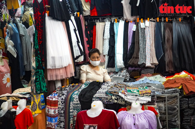 Tiểu thương chợ Đồng Xuân buồn hiu bên sạp hàng vắng khách