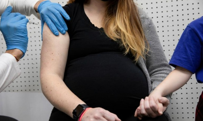 Một thai phụ được tiêm vaccine COVID-19 tại Pennsylvania, Mỹ. Ảnh: Reuters