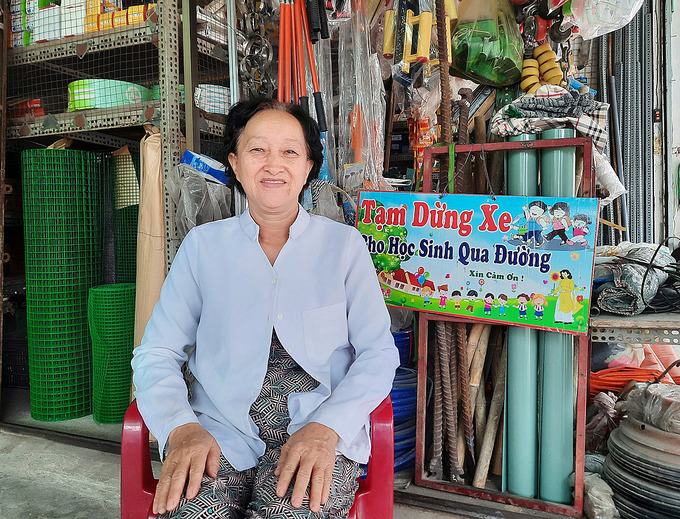   Bà Phượng mở cửa hàng bán phụ tùng điện nước trên đường Hưng Nhơn, ấp 3, xã Tân Kiên, cách trường THCS Tân Kiên khoảng 300 mét. Ảnh: Diệp Phan.  