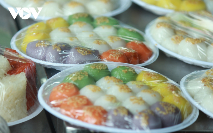 Vào dịp này, người Việt vẫn luôn giữ tục lệ làm món bánh trôi, bánh chay để dâng cúng tổ tiên. Đây là dịp để con cháu hướng về cội nguồn thể hiện truyền thống “uống nước nhớ nguồn”.