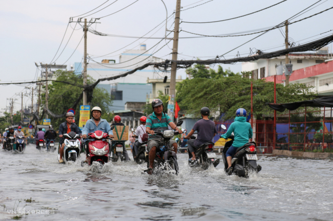 Nước ngập nửa bánh xe tại đường Phan Anh ở quận Tân Phú và Bình Tân