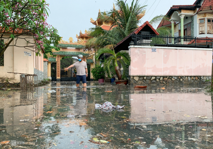 Tại hẻm 283 đường Linh Đông, nước mưa kèm rác trôi nổi.