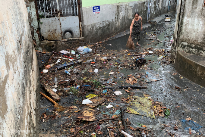               Tại hẻm 283 đường Linh Đông, nước mưa kèm rác trôi nổi.        