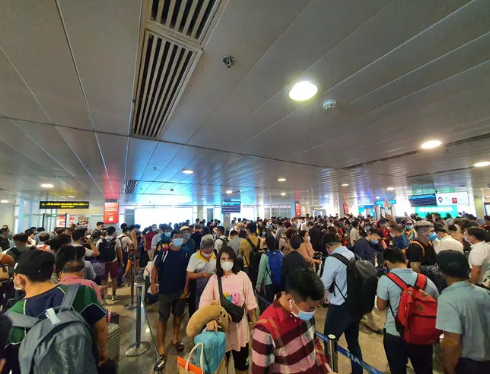 Sân bay Tân Sơn Nhất tiếp tục quá tải ngày cuối tuần vì khách tăng đột biến