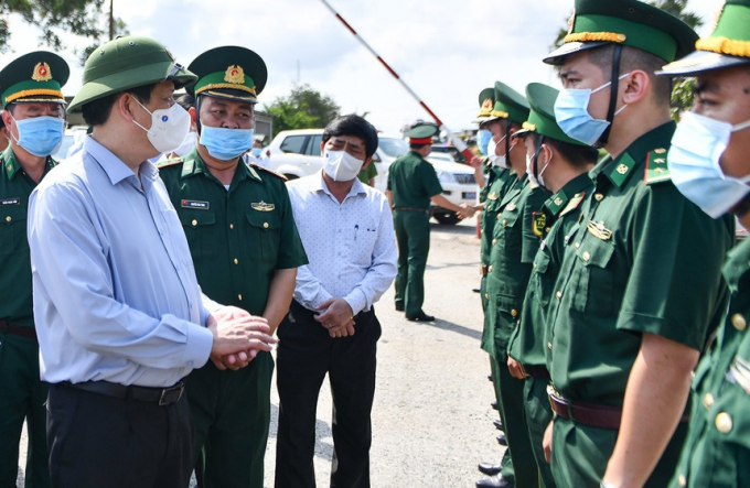 Bộ trưởng Y tế Nguyễn Thanh Long hỏi thăm lực lượng vũ trang làm việc trên tuyến biên giới giáp Campuchia. Ảnh: Phạm Ngôn.