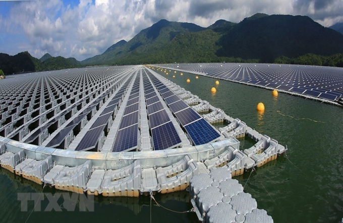  Hệ thống pin nhà máy điện Mặt Trời trên hồ thuỷ điện Đa Mi, công suất 47,5 MWp. (Nguồn: TTXVN)  