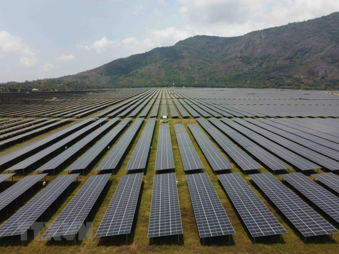   Cánh đồng pin năng lượng Mặt Trời dưới chân Núi Cấm của Nhà máy điện mặt trời Sao Mai-An Giang. (Nguồn: TTXVN)  