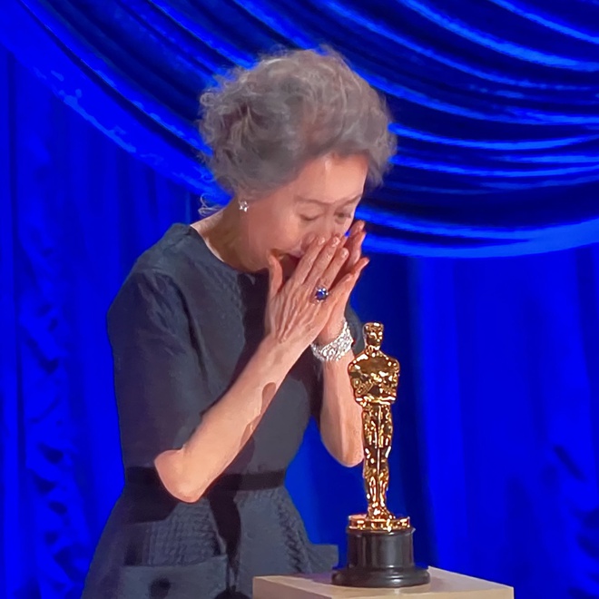   Khoảnh khắc Youn Yuh-jung đứng trên sân khấu nhận tượng vàng Oscar hạng mục Nữ diễn viên phụ xuất sắc.  