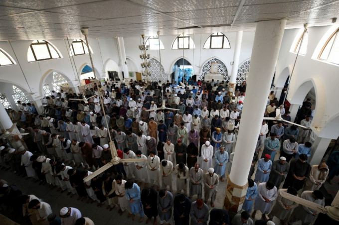 Các nhà thờ Hồi giáo ở Pakistan chật kín người bất chấp dịch Covid-19 bùng phát