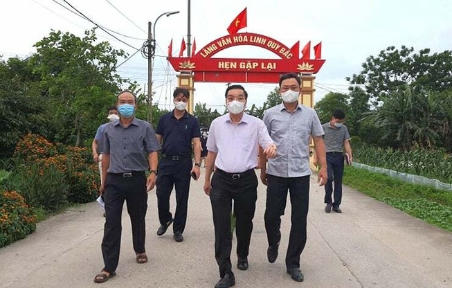   Chủ tịch Hà Nội Chu Ngọc Anh kiểm tra công tác phòng, chống dịch Covid 19 ở xã Kim Sơn, Gia Lâm, chiều 9/5. Ảnh: Võ Hải.  