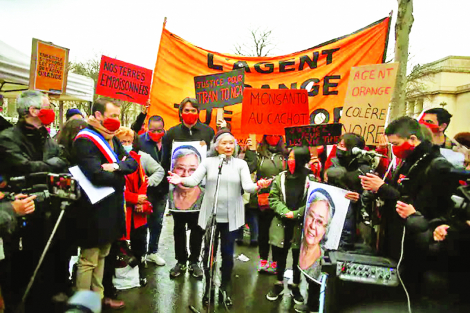 Bà Trần Tố Nga phát biểu trong buổi họp mặt ủng hộ nạn nhân chất độc da cam từ chiến tranh Việt Nam tại Paris, tháng 1/2021 ẢNH: AP