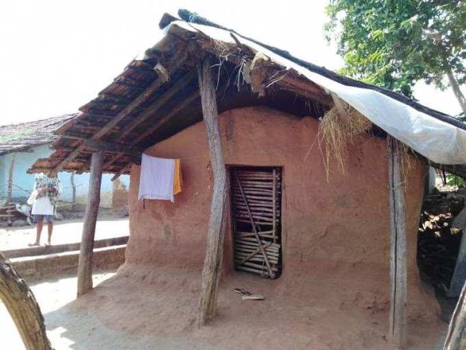 Người phụ nữ tộc người thiểu số khi đến kì kinh nguyệt phải dùng vải lót làm từ lá cây Madhuca (họ Hồng xiêm) và sống trong túp lều đắp bằng đất không có cửa sổ, không có điện ở bang Maharashtra (The Times of India)