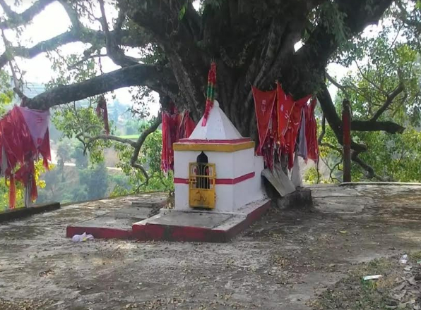 Một ngôi đền tại bang Uttarakhand, nơi trẻ em gái phải nghỉ học khi đến kì kinh nguyệt, còn người dân tin rằng phụ nữ vào kì kinh nguyệt đi ngang qua sẽ xúc phạm đến thần linh trong đền (The Times of India)