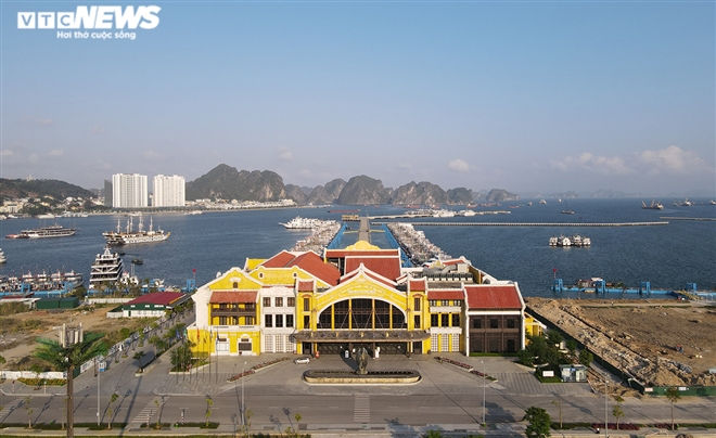   Từ ngày 6/5, UBND tỉnh Quảng Ninh có lệnh tạm dừng hoạt động du lịch để phòng chống dịch bệnh COVID-19, cảng tàu khách quốc tế Hạ Long lập tức vắng bóng người.  