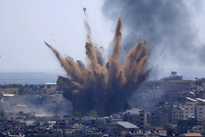 Tiêm kích Israel liên tục phóng tên lửa vào nhiều tòa nhà cao tầng ở Dải Gaza bị cáo buộc là trụ sở của Hamas