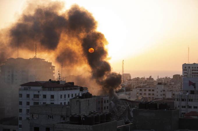   Một tòa nhà cao tầng ở Gaza biến thành đống gạch vụn sau khi trúng loạt tên lửa từ tiêm kích Israel hôm 12/5.  