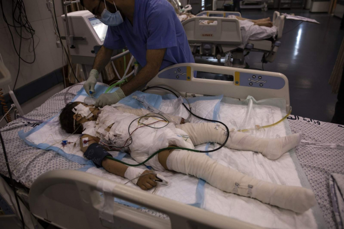 Nhân viên y tế Palestine điều trị cho một bé gái bị thương nghiêm trọng tại bệnh viện Shifa ở thành phố Gaza hôm 13/5. 