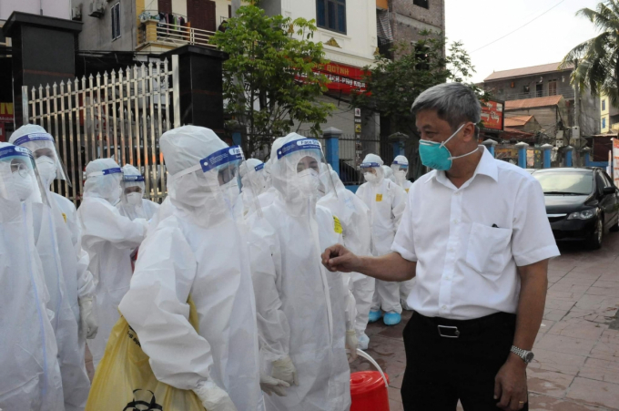 Thứ trưởng Bộ Y tế Nguyễn Trường Sơn và đội ngũ hỗ trợ xét nghiệm nhanh tại huyện Việt Yên.