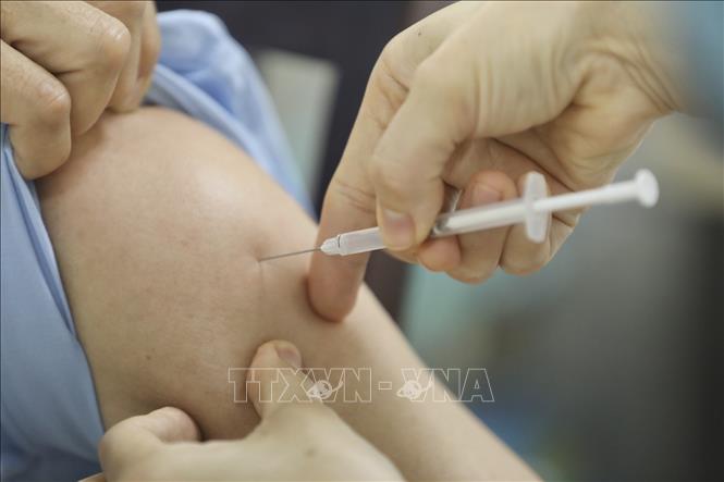 Tiêm vaccine phòng COVID-19 của AstraZeneca cho cán bộ, nhân viên Trung tâm cấp cứu 115 Hà Nội, quận Hoàn Kiếm ngày 17/03/2021. Ảnh: Minh Quyết/TTXVN