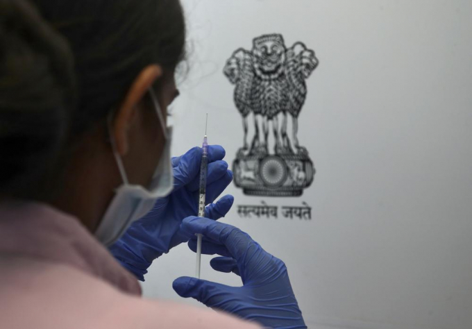 Nhân viên y tế chuẩn bị vaccine COVID-19 tại Hyderabad, Ấn Độ. Ảnh: AP
