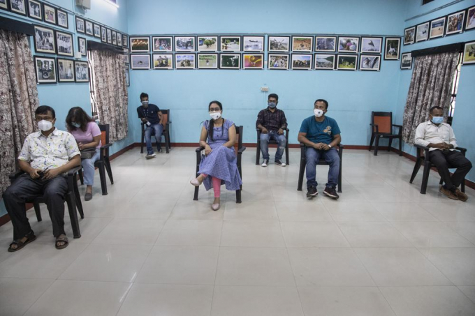 Các nhà báo vừa được tiêm vaccine COVID-19 tại câu lạc bộ báo chí ở Gauhati, Ấn Độ. Ảnh: AP
