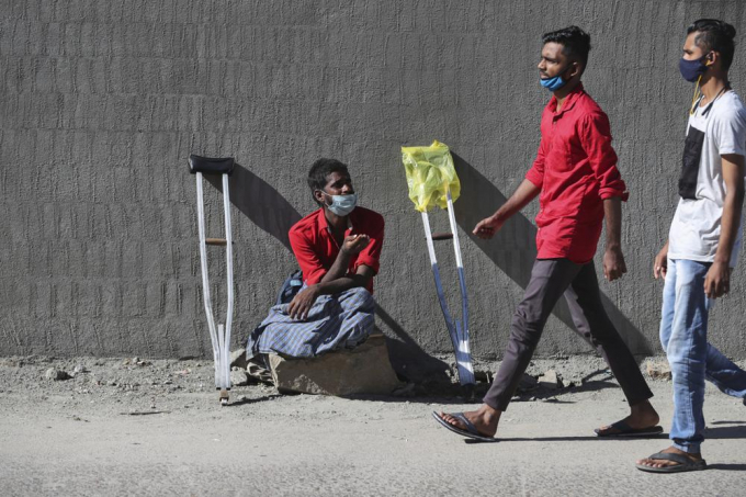 Một người đàn ông khuyết tật trên lề đường ở Bengaluru, Ấn Độ. Ảnh: AP