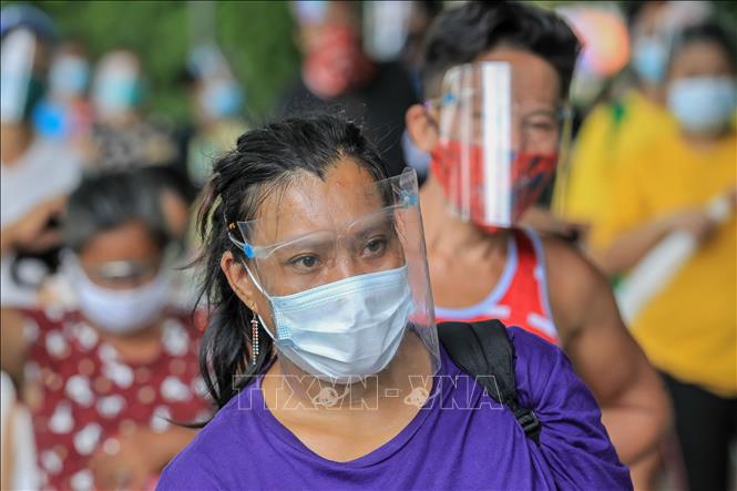 Người dân đeo khẩu trang phòng lây nhiễm COVID-19 tại Manila, Philippines. Ảnh: THX/TTXVN