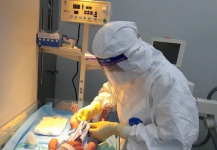 Nữ điều dưỡng ở Bệnh viện Bệnh Nhiệt đới Trung ương tặng sữa cho bé phải cách ly mẹ khi chào đời
