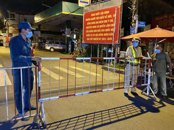 Lực lượng chức năng dựng chốt kiểm tra giao thông trên đường Lê Quang Định (phường 1, quận Gò Vấp, Thành phố Hồ Chí Minh). (Ảnh: Hồng Giang/TTXVN)