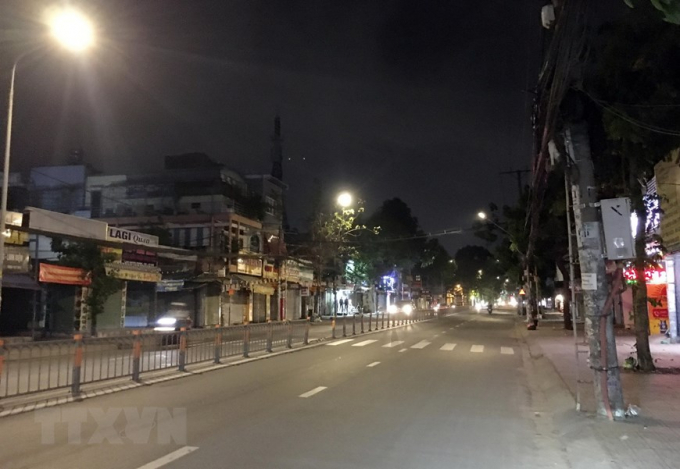 Đường Tô Ký qua huyện Hóc Môn vắng lặng trước giờ giãn cách xã hội. (Ảnh: Tiến Lực/TTXVN)
