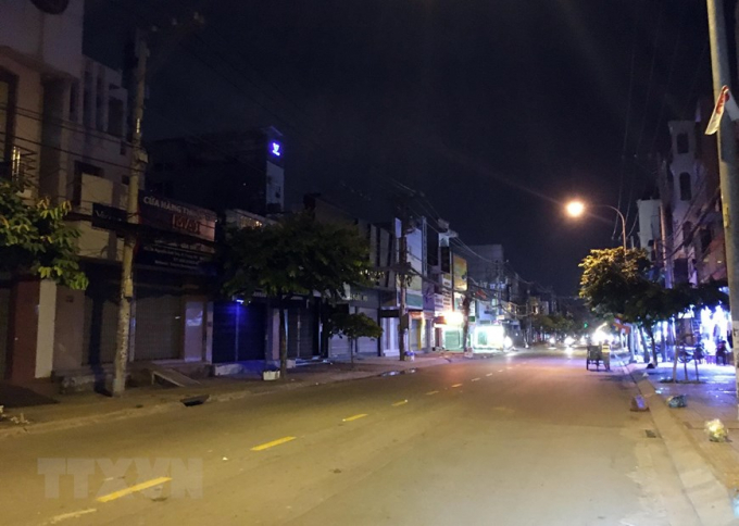 Đường Nguyễn Ảnh Thủ, tuyến đường sấm uất giữa Quận 12 và huyện Hóc Môn trở nên vắng lặng trước giờ giãn cách xã hội. (Ảnh: Tiến Lực/TTXVN)