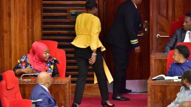 Nữ nghị sĩ Condester Sichwale (áo vàng) phải rời phòng họp Quốc hội Tanzania hôm 1/6. Ảnh: Hakingowi.