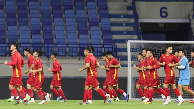 Đội tuyển Việt Nam khởi động trên sân Al Maktoum. (Ảnh: Hoàng Linh/TTXVN)