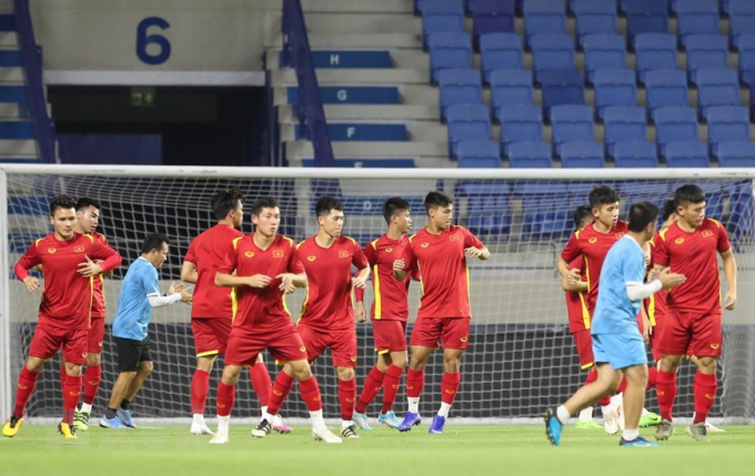 Hình ảnh các cầu thủ đội tuyển Việt Nam làm quen sân Al Maktoum
