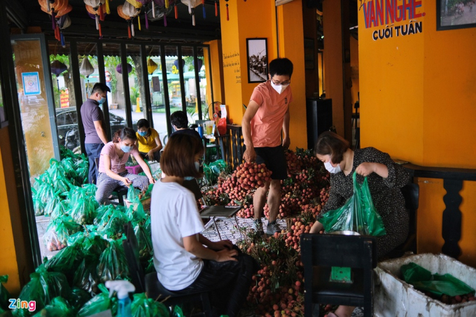           Toàn bộ số tiền mua vải được các thành viên trong nhóm, kinh doanh quán cà phê và cửa hàng thời trang, đóng góp. Nhóm mua vải với giá 15.000 đồng/kg tại nhà vườn của một nông dân ở Lục Ngạn, Bắc Giang.          