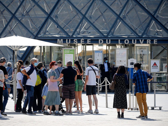   Du khách tham quan Bảo tàng Louvre ở thủ đô Paris, Pháp vào ngày 9-6-2021 - Ảnh: GETTY IMAGES  