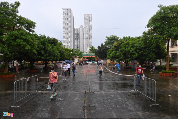           Tại điểm thi trường THCS Nam Trung Yên, quận Cầu Giấy, thí sinh vào phòng thi bằng hai lối có dây ngăn cách.          