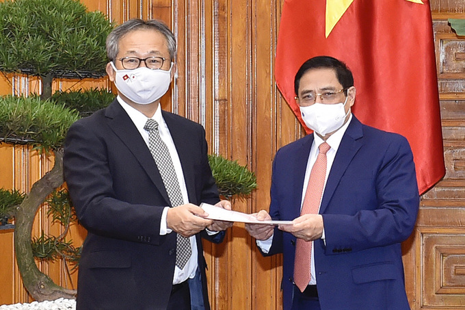   Đại sứ Nhật Bản chuyển thông điệp của Thủ tướng Suga Yoshihide gửi Thủ tướng Phạm Minh Chính về việc hỗ trợ Việt Nam một triệu liều vaccine Covid-19. Ảnh: Nhật Bắc.  