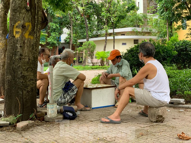           Tại công viên Lê Nin vào mỗi buổi chiều cũng có rất đông người tập trung ở đây. Một nhóm người còn tụ tập đánh cờ.          