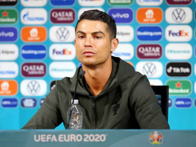Hành động gạt chai nước Coca-Cola của Ronaldo khiến UEFA không vừa mắt